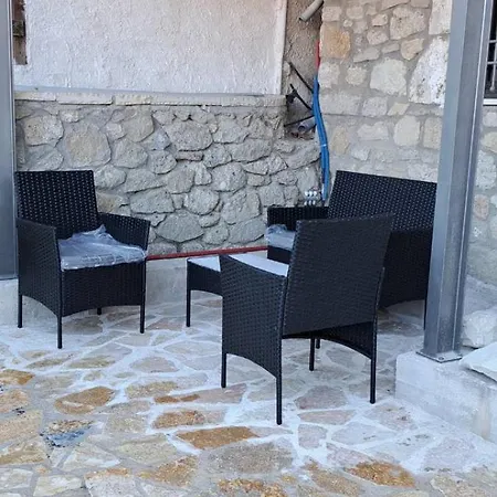 Anastasia's * Λαζαράτα